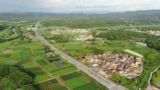 乡村全景图 公路贯穿田野与村庄