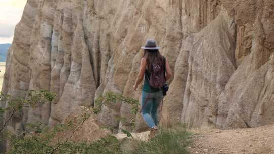 女人走在山上的小路上