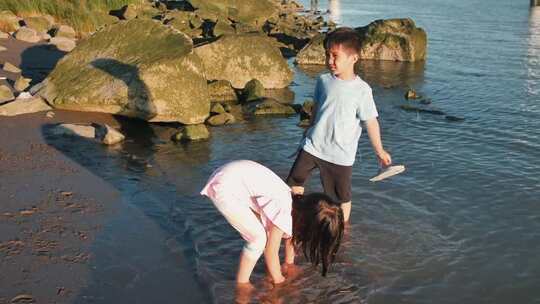 小孩子在海边玩水