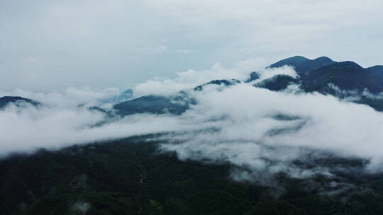 雨后云雾缭绕的大山