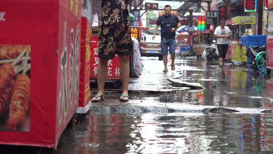 城中村下雨污水脏乱差环境视频素材模板下载