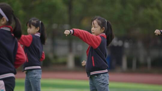 穿着校服的小学生练习体育