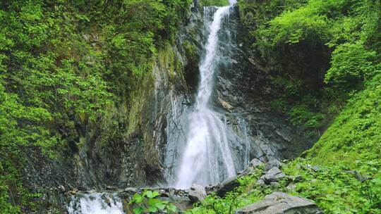 四川松潘山村瀑布