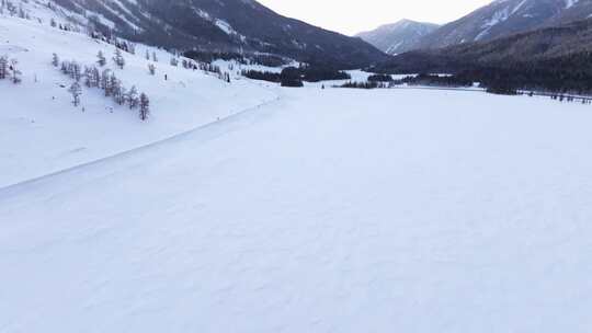 航拍新疆冬季喀纳斯神仙湾晨雾雪山森林雪景