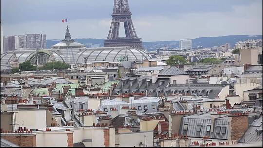 白天远眺法国巴黎埃菲尔铁塔