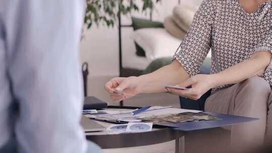 女人展示印有十二生肖的卡片