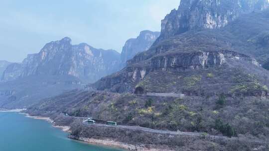 湖泊山林山道车辆大巴车