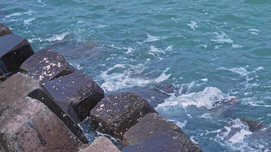 海浪拍打海边堤坝