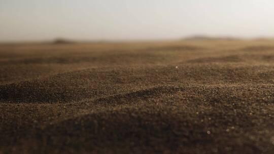 沙漠中闪闪发光的沙子吹的特写