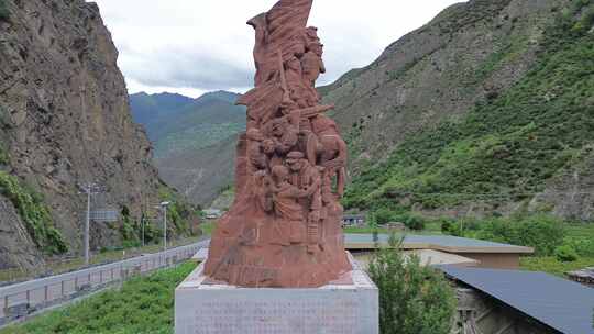 川西夹金山中的夹金村红军雕塑