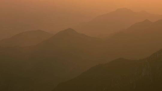 夕阳下的连绵群山