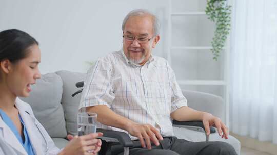 护理为坐在轮椅上的老年人供水