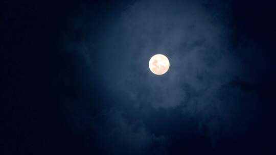 夜晚天空明亮月亮浮云中穿行月圆满月14