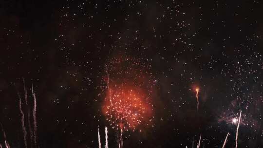 夜晚天空上五彩缤纷的烟火