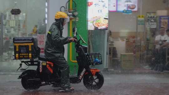 狂风暴雨中送餐的外卖小哥