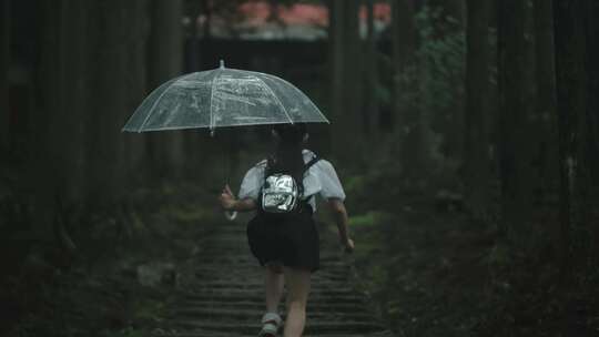 雨里奔跑的女孩