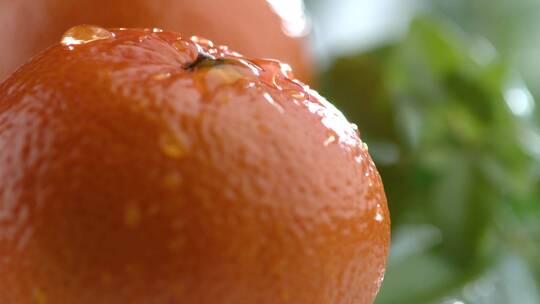 水滴在橙子上的特写镜头
