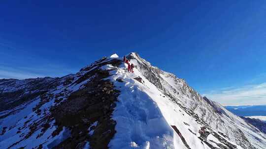 攀登四川岷山山脉主峰雪宝顶雪峰的登山队