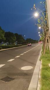 夜晚公路上行驶的车辆