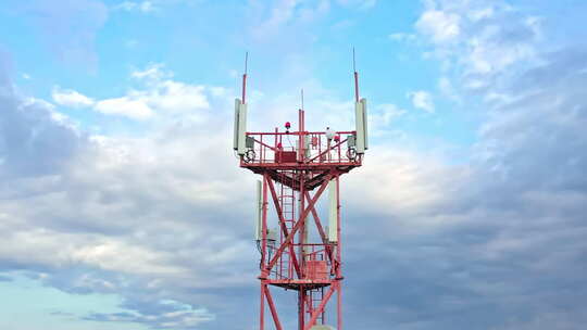 蓝天下电信塔上的电信技术天线视频素材模板下载