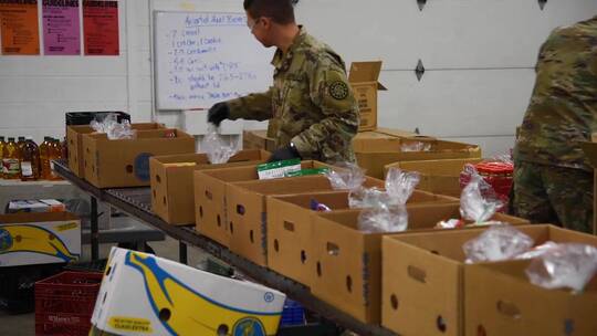 士兵在仓库分发食物视频素材模板下载