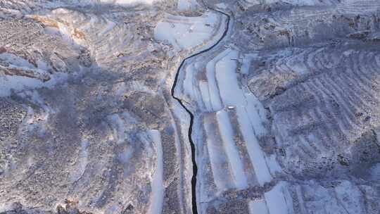 航拍雪后山间蜿蜒河流