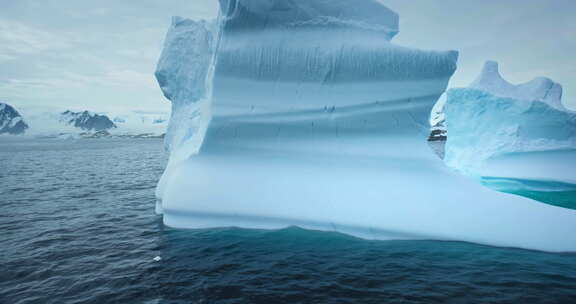 北冰洋大冰山与溶洞浮标