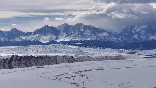 冬季新疆旅游天山阿勒泰安集海雪山峡谷雪原