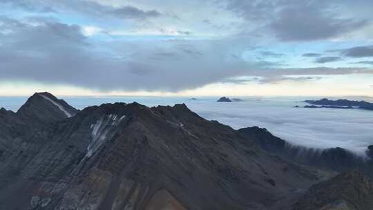 航拍四川岷山山脉主峰雪宝顶雪山云海风光