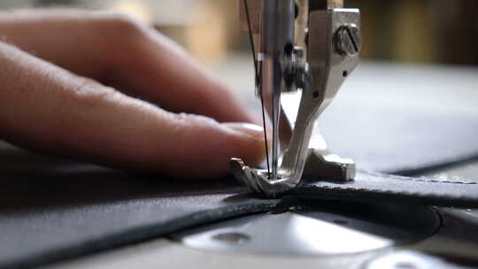 缝纫机制作衣服特写,高端定制