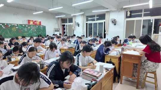 夜晚教学楼室内学习场景高中高考素材