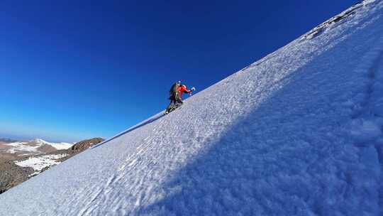 攀登四川甘孜勒多曼因雪山的登山者攀冰