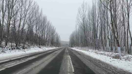 雨雪天气山区积雪路段行车记录