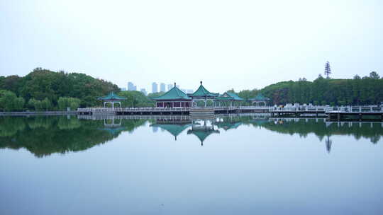 武汉东湖风景区碧潭观鱼