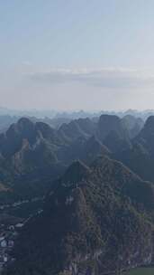 竖版航拍密集山峰桂林山川