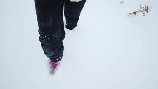 女人独自走在厚厚的雪地里自拍