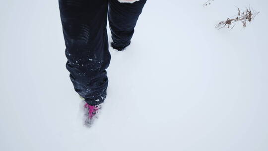 女人独自走在厚厚的雪地里自拍视频素材模板下载