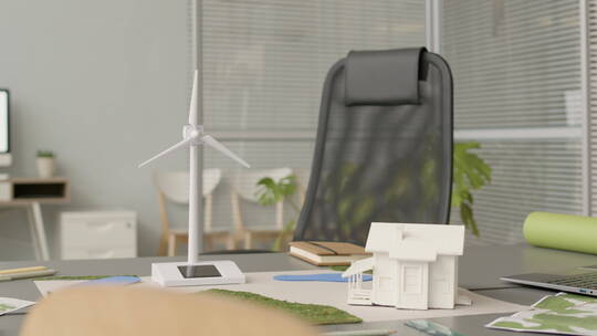 办公桌上的风力涡轮机微型和房屋模型