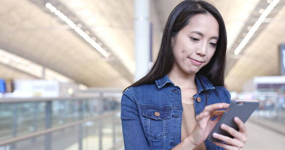 女子在香港机场低头玩手机