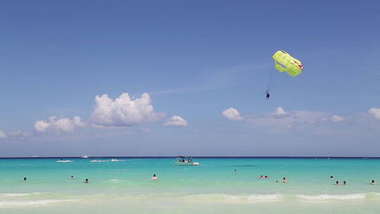 滑翔伞在海洋上空滑行