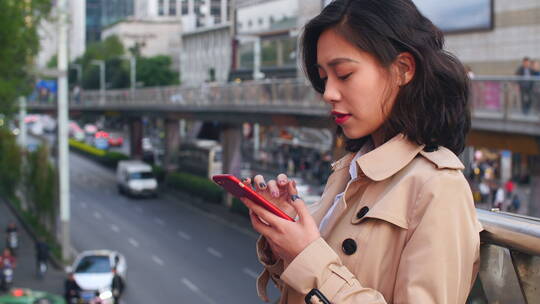 年轻女人看手机城市背景
