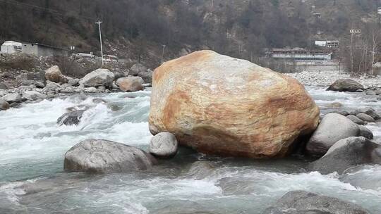 河流中的巨石视频素材模板下载