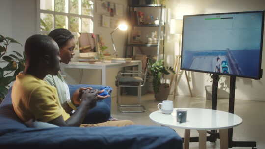 非裔美国人情侣游戏机视频素材模板下载