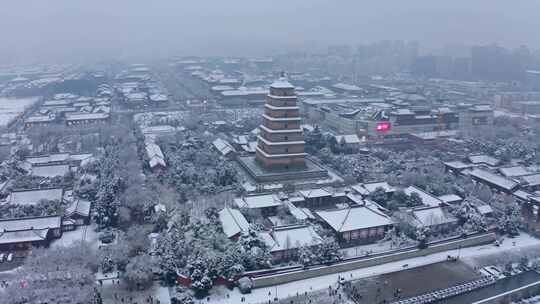 西安大雁塔下雪天