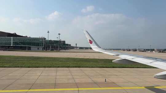 飞机在北京首都国际机场跑道滑行视频素材模板下载