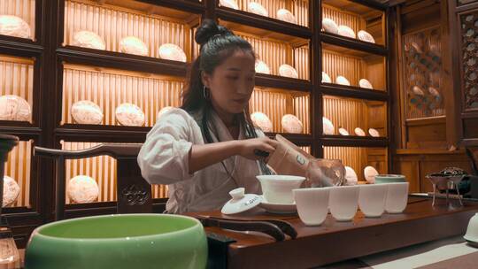 卖茶视频茶店里泡茶喝茶品茶的民族女子视频素材模板下载