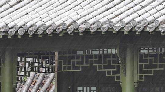 阴天瓦沿雨水滴落屋檐雨水降雨雨滴特写视频素材模板下载