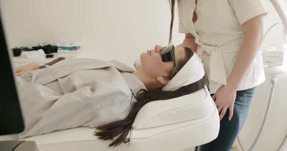 女人在美容诊所接受液化石油气硬件按摩。