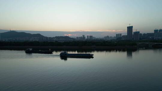 夕阳下行驶在湘江上的货船