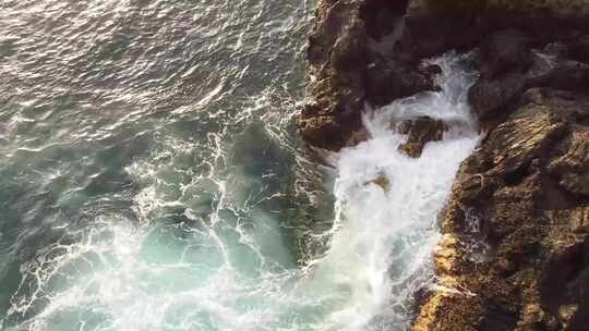 从上面看海浪袭击岩石海岸